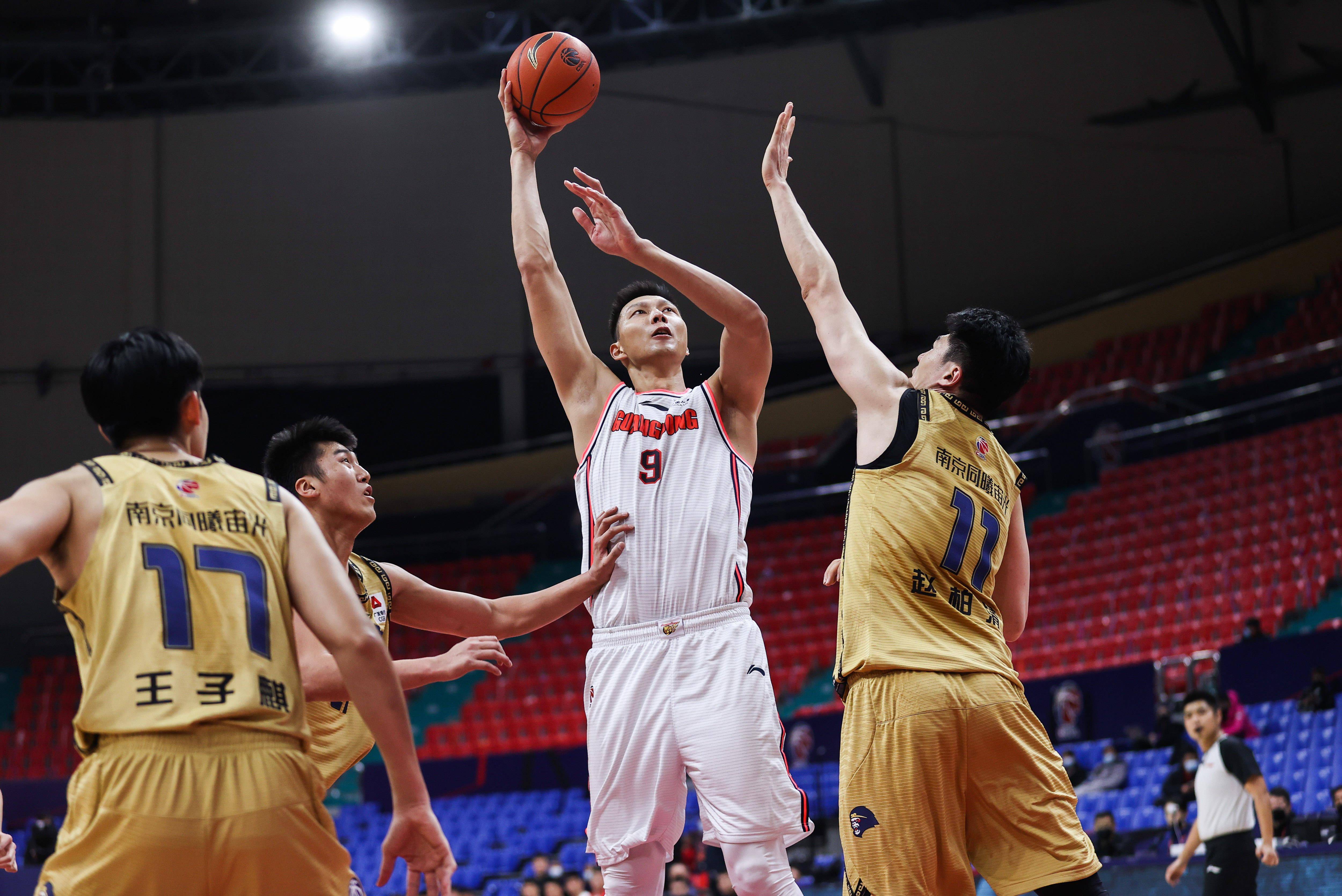 里程碑夜曼联战术微调，CBA季后赛窗口期刷纪录，信心回归，球探报告显示潜力的简单介绍